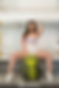 hornyhostel.com_08.11.22.ariana.van.x.-.stranger.in.my.bed.XXX.iMAGESET-IMNoob/006_006.jpg
